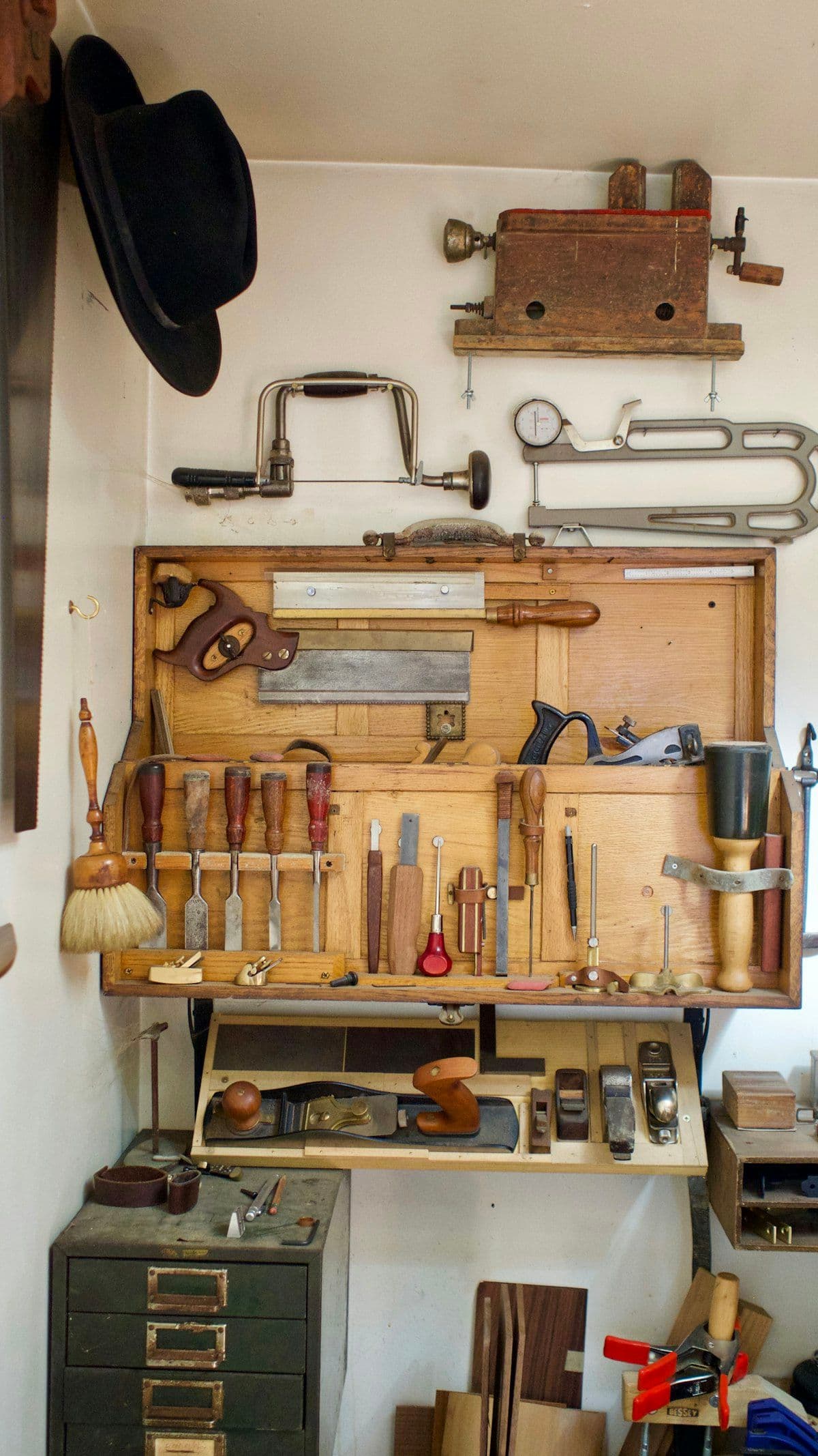 Établi d'artisan avec des outils organisés dans un atelier artisanal, symbole du soin du travail bien fait