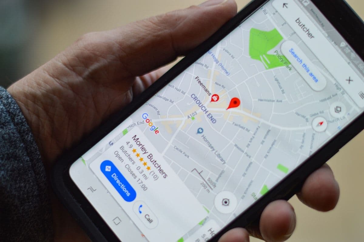 Fiche Google Maps d'un commerce local sur smartphone avec note 5 étoiles, horaires d'ouverture et bouton itinéraire, illustration de Google Business Profile